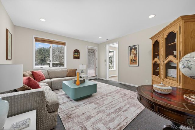 1 Hunting Lane, Old Westbury, NY 11568