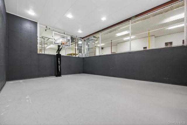 1 Hunting Lane, Old Westbury, NY 11568