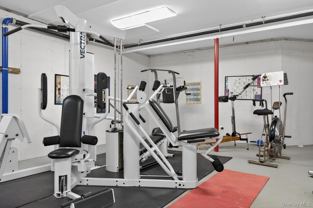 1 Hunting Lane, Old Westbury, NY 11568