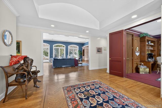 1 Hunting Lane, Old Westbury, NY 11568