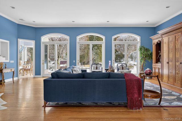 1 Hunting Lane, Old Westbury, NY 11568