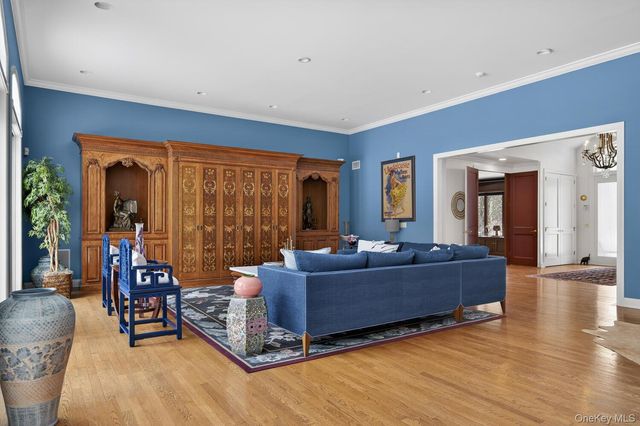 1 Hunting Lane, Old Westbury, NY 11568