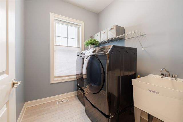 15 Lexton Way, Pittsford, NY 14534