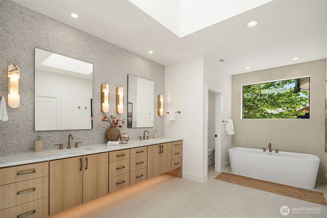 12606 NE 102nd Place, Kirkland, WA 98033