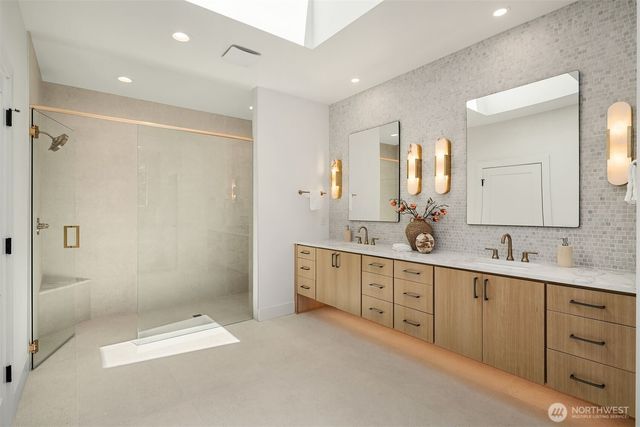 12606 NE 102nd Place, Kirkland, WA 98033