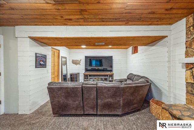 15931 Arbor Circle, Omaha, NE 68130