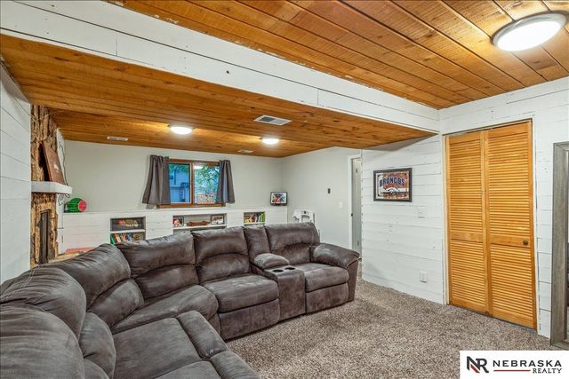 15931 Arbor Circle, Omaha, NE 68130