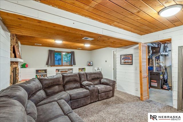 15931 Arbor Circle, Omaha, NE 68130