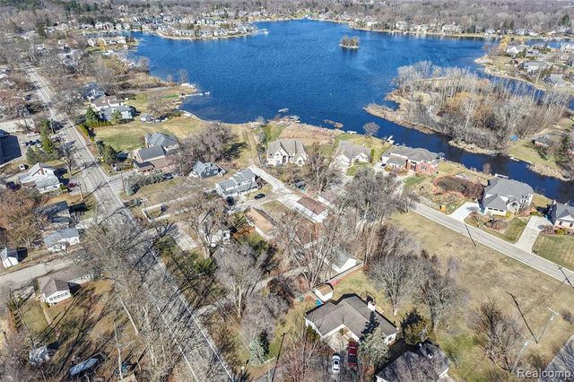 3210 Sell Street, Commerce Twp, MI 48390