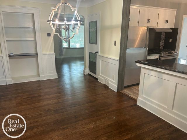 463 Bournemouth Circle, Grosse Pointe Farms, MI 48236