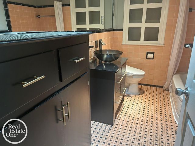 463 Bournemouth Circle, Grosse Pointe Farms, MI 48236