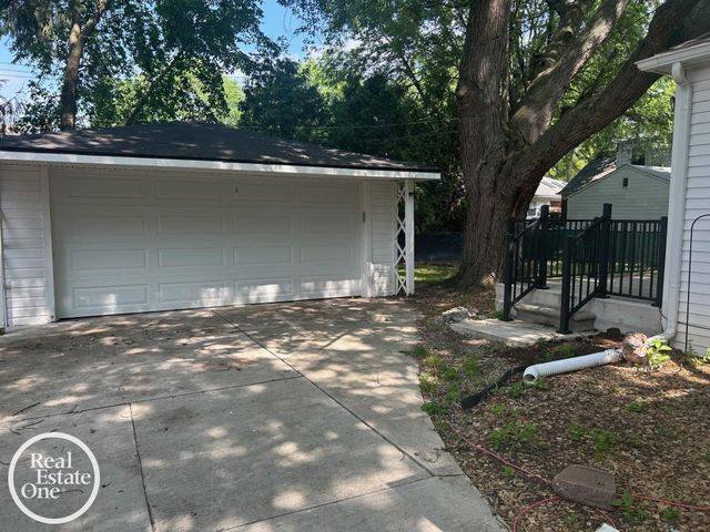 463 Bournemouth Circle, Grosse Pointe Farms, MI 48236