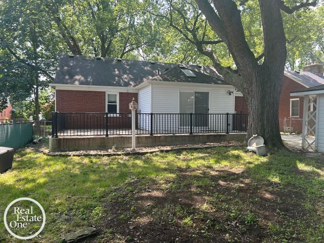 463 Bournemouth Circle, Grosse Pointe Farms, MI 48236