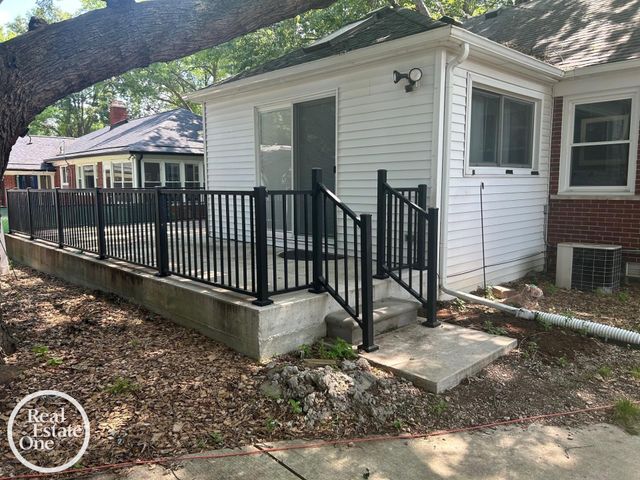 463 Bournemouth Circle, Grosse Pointe Farms, MI 48236