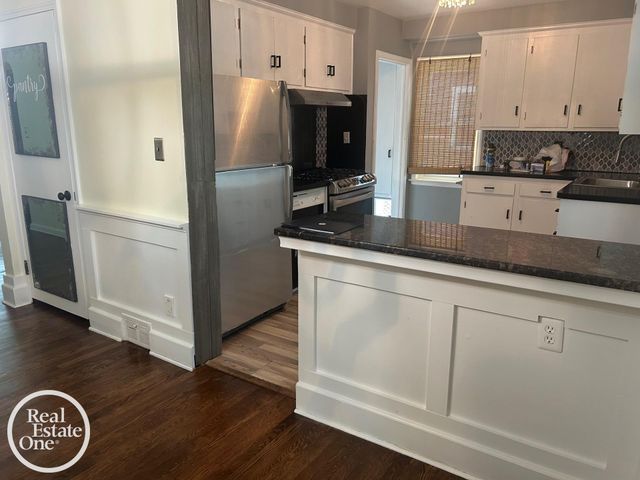 463 Bournemouth Circle, Grosse Pointe Farms, MI 48236