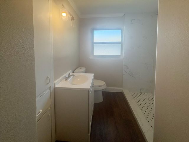 225 Sarlee Drive, La Marque, TX 77568