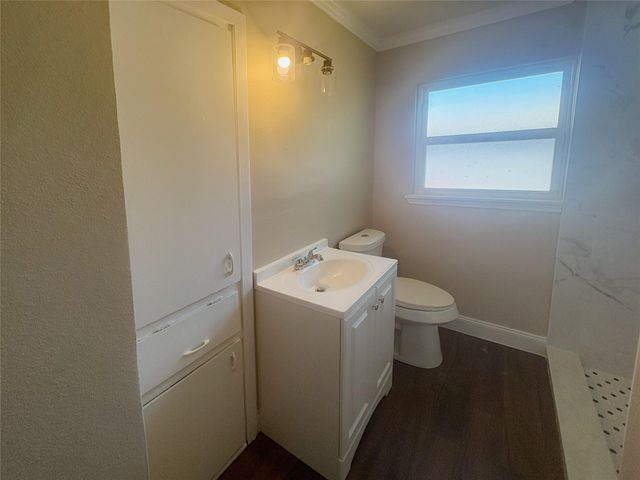 225 Sarlee Drive, La Marque, TX 77568