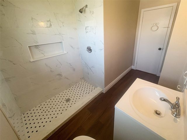 225 Sarlee Drive, La Marque, TX 77568