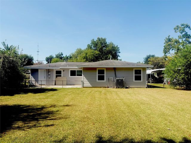 225 Sarlee Drive, La Marque, TX 77568