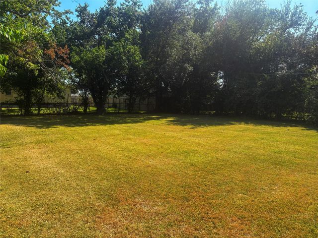 225 Sarlee Drive, La Marque, TX 77568