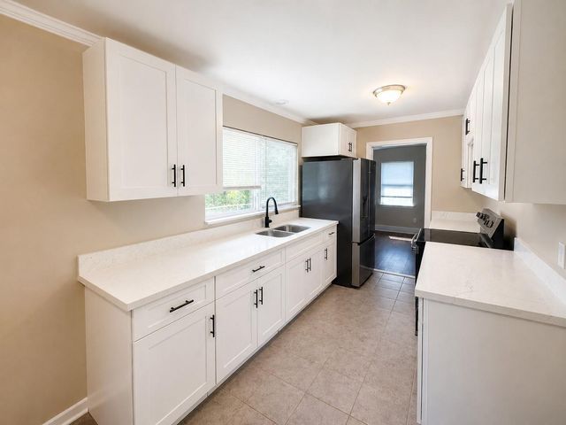 225 Sarlee Drive, La Marque, TX 77568