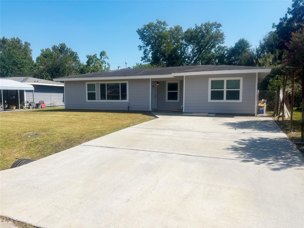 225 Sarlee Drive, La Marque, TX 77568