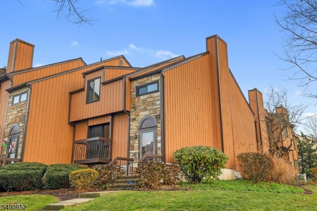 107 Wimbledon Sq, Washington Twp., NJ 07853