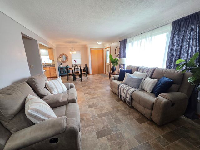 418 19th St NW, Minot, ND 58703