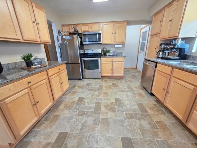 418 19th St NW, Minot, ND 58703