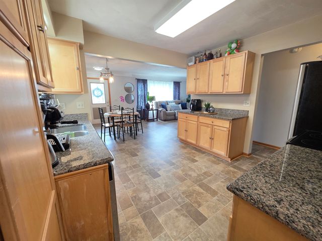 418 19th St NW, Minot, ND 58703