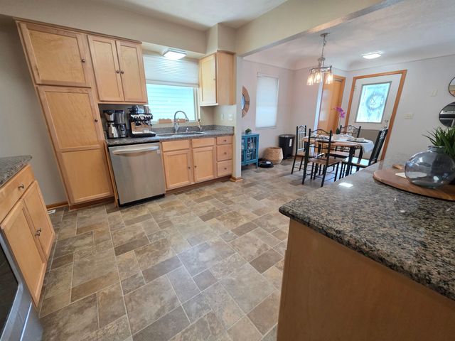 418 19th St NW, Minot, ND 58703