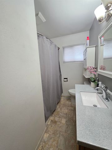 418 19th St NW, Minot, ND 58703