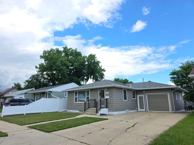 418 19th St NW, Minot, ND 58703