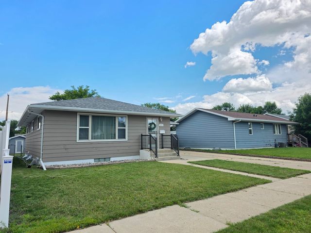 418 19th St NW, Minot, ND 58703
