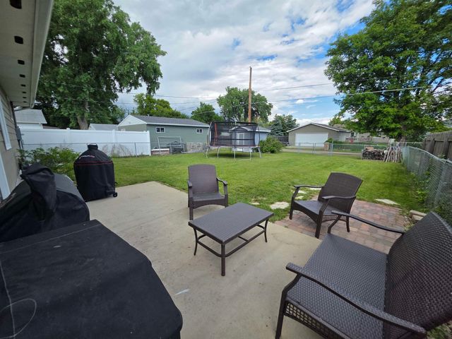 418 19th St NW, Minot, ND 58703