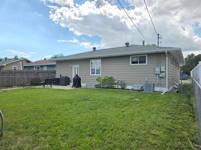 418 19th St NW, Minot, ND 58703