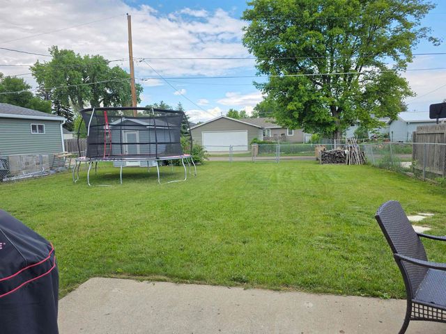 418 19th St NW, Minot, ND 58703