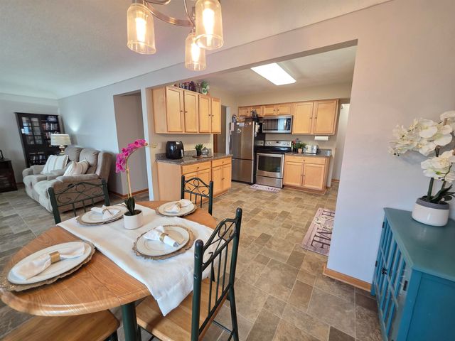 418 19th St NW, Minot, ND 58703