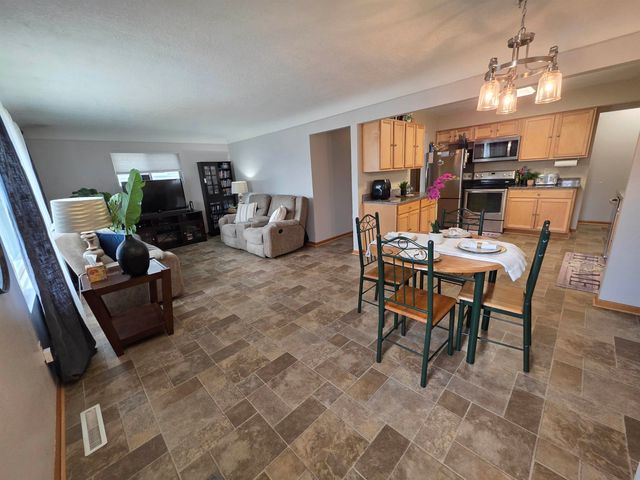 418 19th St NW, Minot, ND 58703