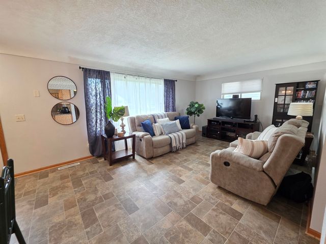 418 19th St NW, Minot, ND 58703
