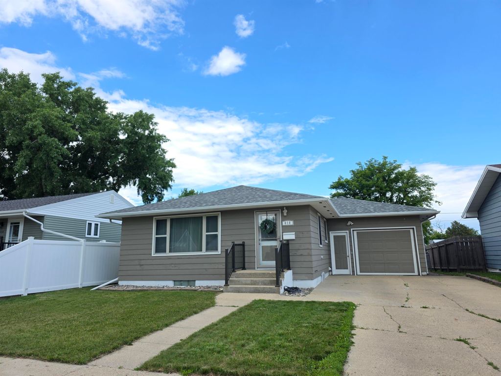 418 19th St NW, Minot, ND 58703