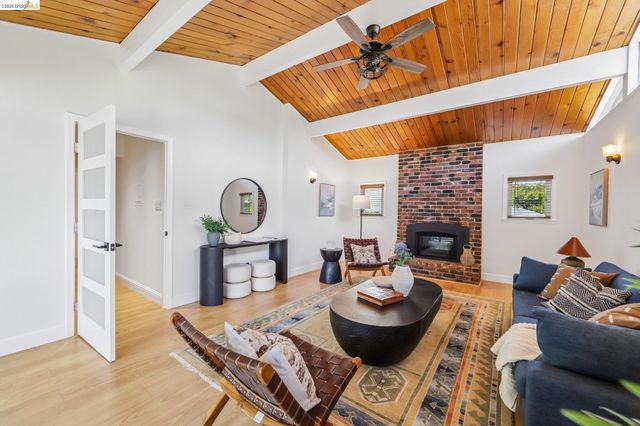4614 Fairbairn Ave, Oakland, CA 94619