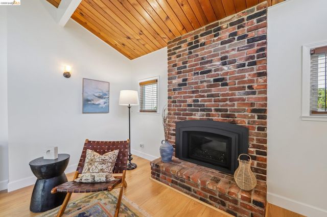 4614 Fairbairn Ave, Oakland, CA 94619