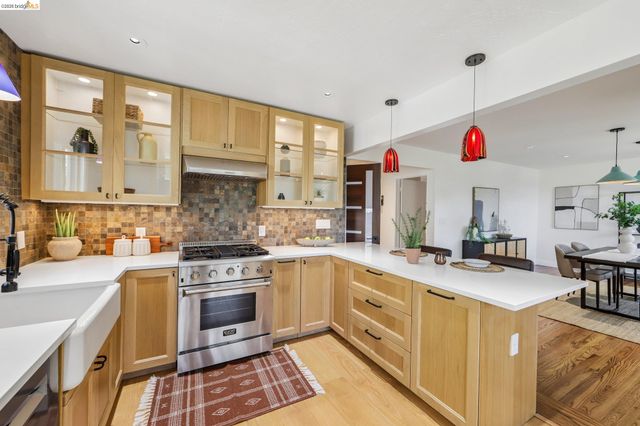 4614 Fairbairn Ave, Oakland, CA 94619