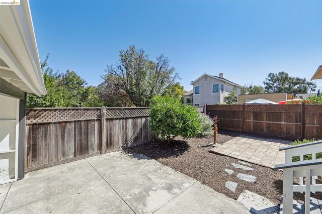 4614 Fairbairn Ave, Oakland, CA 94619