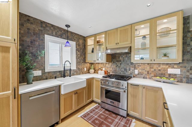 4614 Fairbairn Ave, Oakland, CA 94619