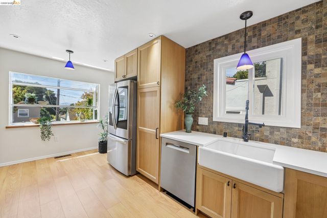 4614 Fairbairn Ave, Oakland, CA 94619