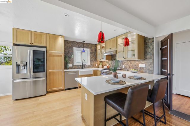 4614 Fairbairn Ave, Oakland, CA 94619