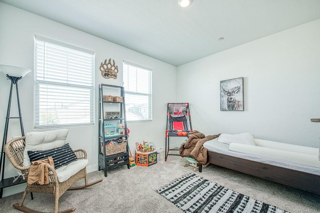 Image 10 of property listing at 920 Ponderosa Way W, Madera, CA 93636