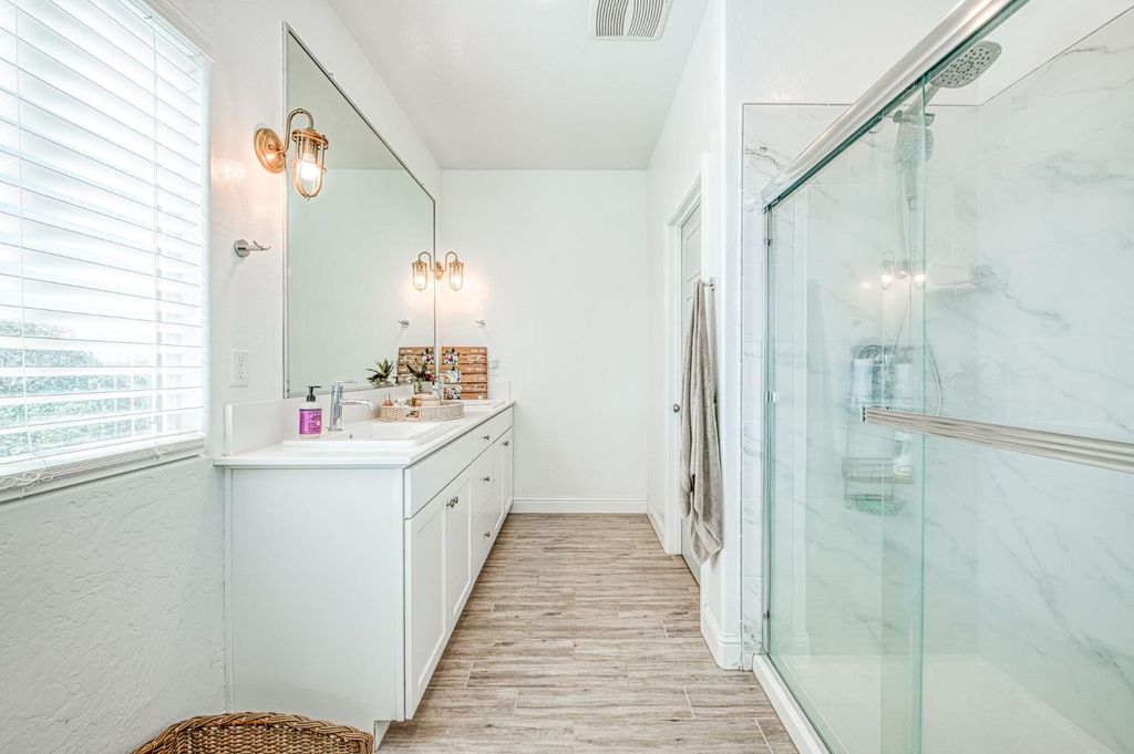 Image 12 of property listing at 920 Ponderosa Way W, Madera, CA 93636